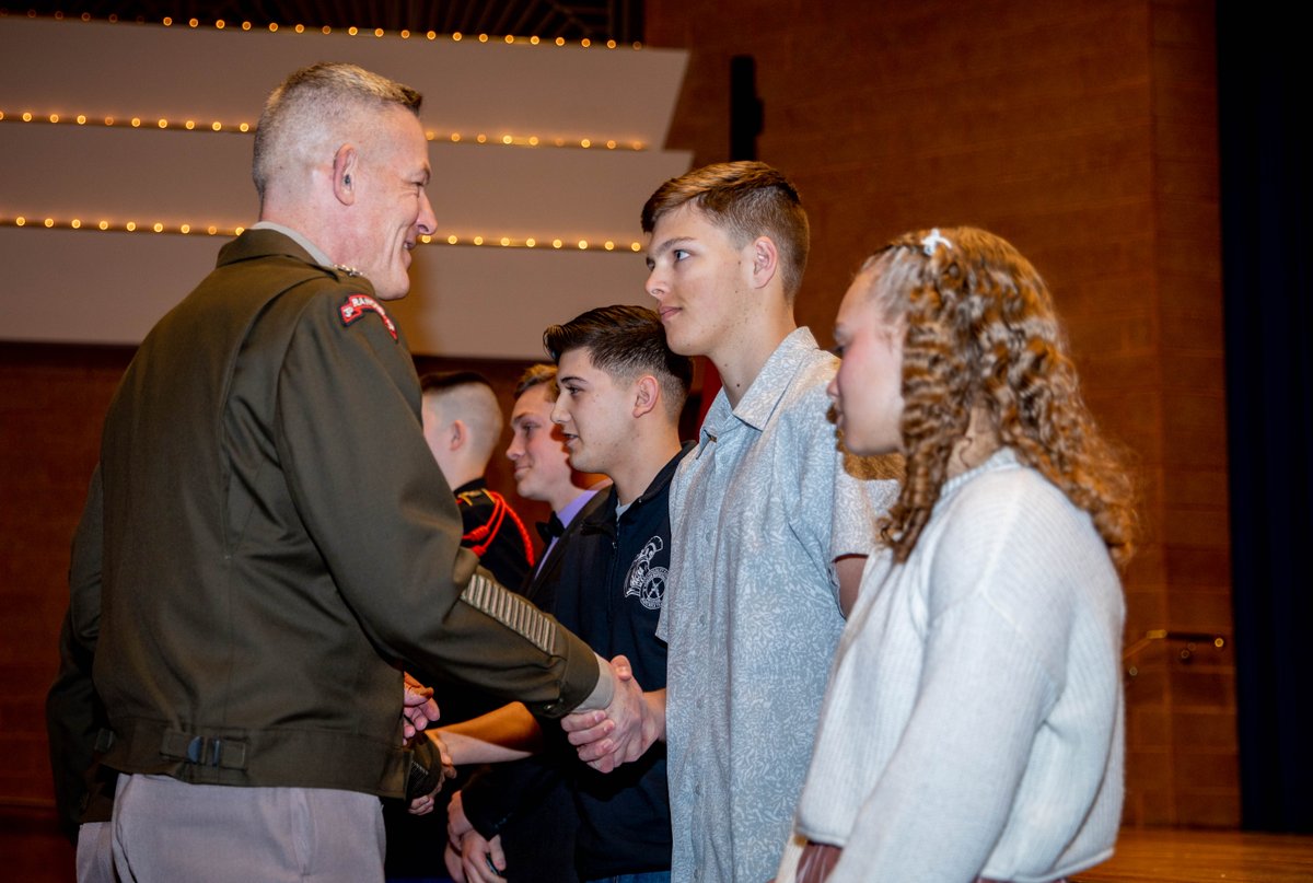 Fantastic trip to Fountain-Fort Carson High School! 🏫 #4ID senior leaders stopped by to talk to JROTC Cadets and students about the Army, exploring career paths, and discover the benefits of serving. #IvyPeople | #IvyTeams | #SteadfastandLoyal @USArmy @FORSCOM @iii_corps