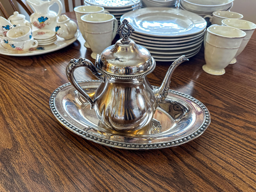 AaronSiepierski's tweet image. 🍴 Explore the kitchen treasures at our Livonia Estate Sale! 

📍9901 Pere Ave Livonia, MI 48150
📅 Mar 8-10, 2024
🕒 10:00 am - 4:00 pm

Find quality cookware and appliances to level up your culinary skills! 

#kitchenessentials #livoniaestatesale #breadtoaster #microwave