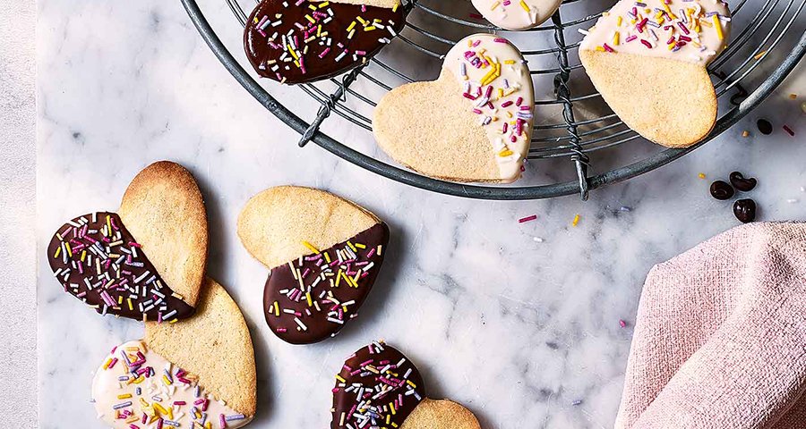 Crumbly, buttery shortbread dipped in chocolate and decorated with sprinkles. A yummy recipe to make with the little ones for a special treat.
#mothersdaygiftideas #heartbiscuits #mothersdayrecipe #shortbreadrecipe
mybaba.com/funfetti-heart…