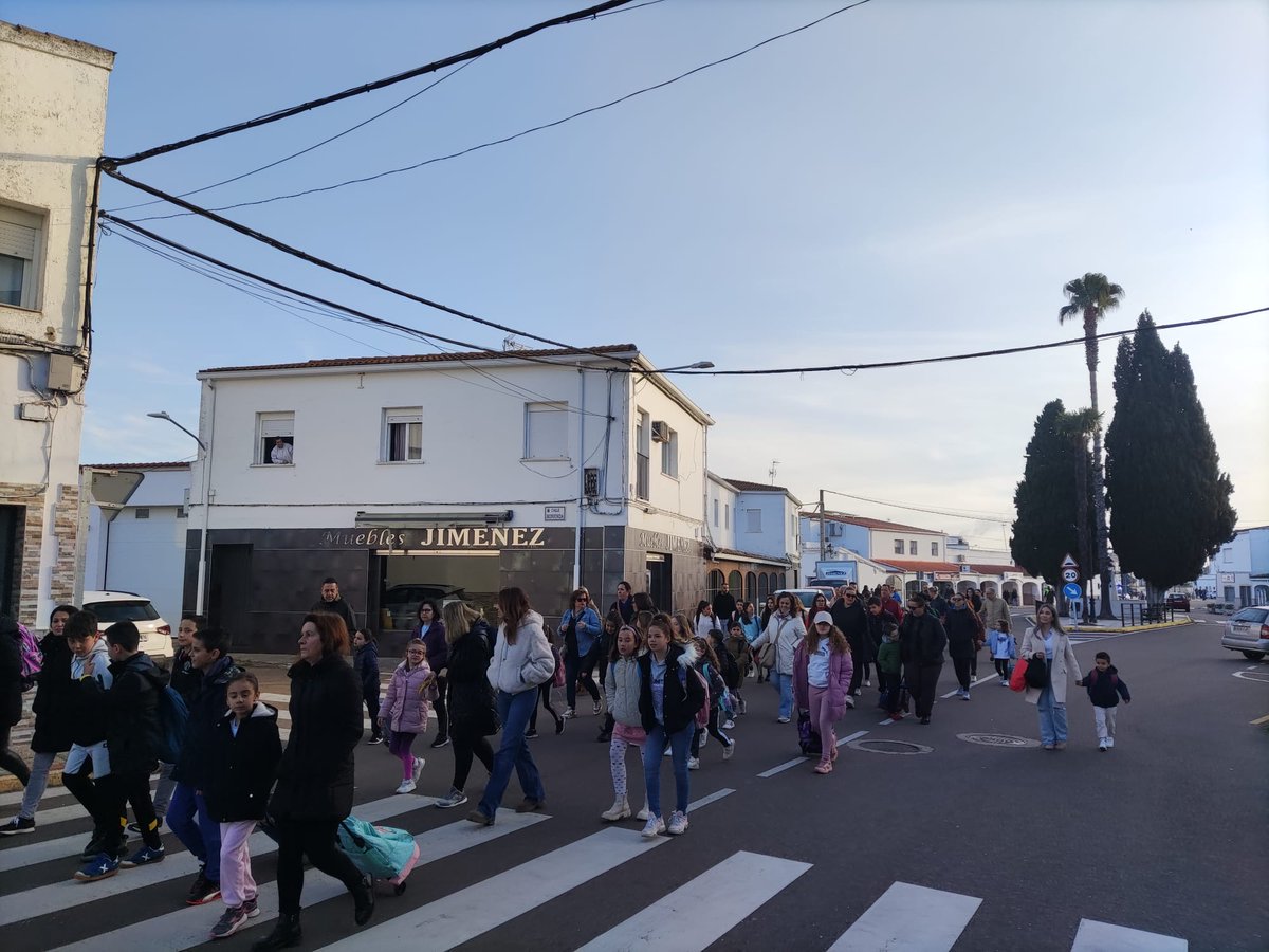 DGTes's tweet photo. #JPT #Badajoz informa de que el CEIP de Gabriel de Gévora ha realizado un pedibús (grupo de alumnos se organiza para ir caminando al colegio), dentro del #ProyectoSTARS. Han colaborado el Ayuntamiento de Gévora, la Policía Local y las familias del colegio. #MovilidadSostenible https://t.co/Iy7svG45zo