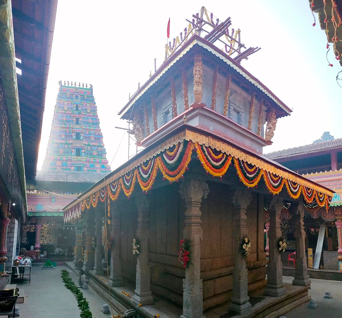 ShankaraPeetha's tweet image. ಶ್ರೀಸವಾರಿ:
ಶ್ರೀ ಕ್ಷೇತ್ರ ಕಾರಣಗಿರಿಯಲ್ಲಿ ಶ್ರೀಸಿದ್ಧಿವಿನಾಯಕ ದೇವರ ಜೀವಕುಂಭಾಭಿಷೇಕ - ಶ್ರೀ ದೇವರ ಪ್ರತಿಷ್ಠೆ - ಶಿಖರ ಪ್ರತಿಷ್ಠೆ

04-03-2024