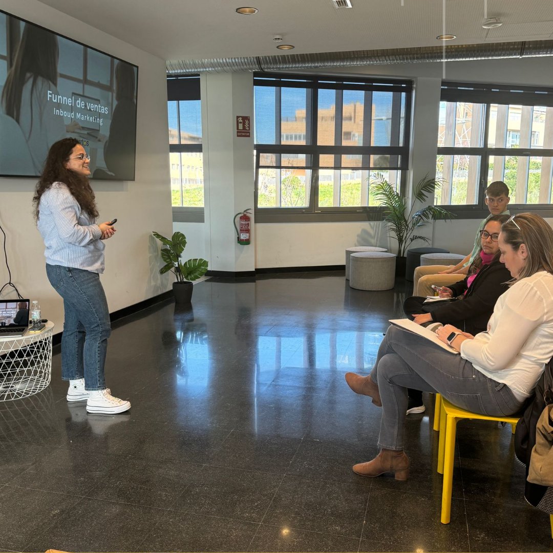 LasRozasNext's tweet photo. ➡️Hoy en el hub 232 hemos tenido un taller sobre funnel de ventas para impulsar las ventas. 

🎓Paula Benito explicó las estrategias de inbound marketing para atraer y fidelizar clientes.

👏¡Gracias a todos los participantes!

#HUB232 #marketingdigital https://t.co/xU4c5FEznF
