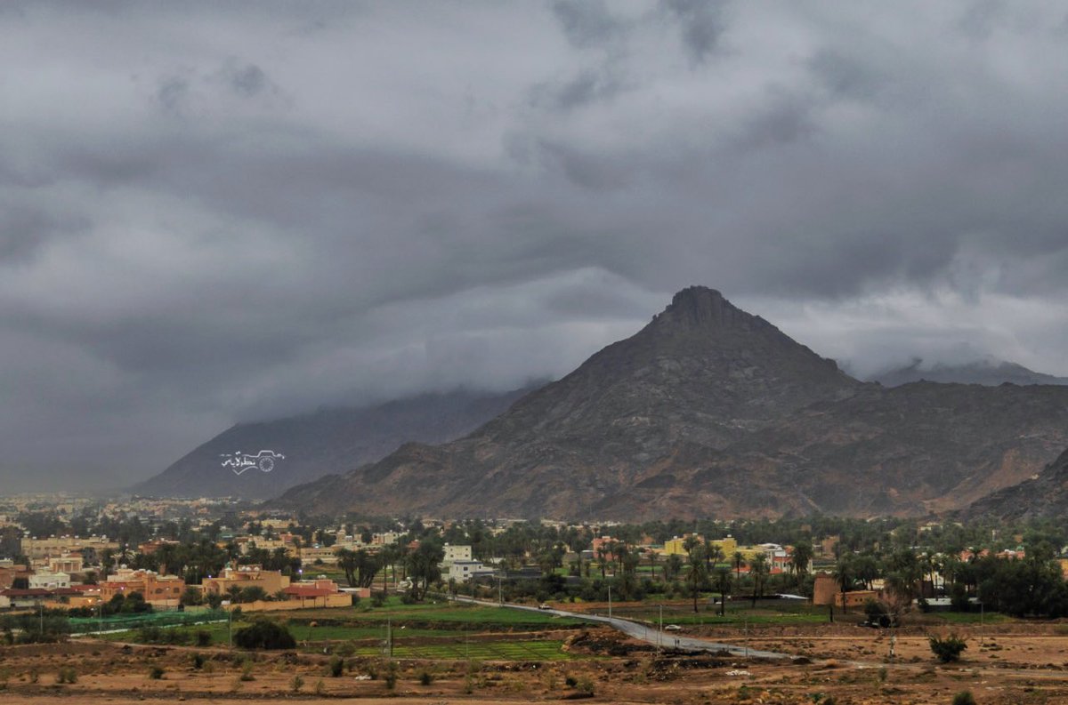 #مساء__الخير 
صورة من الذكريات بنجران تصوير : عدستي📸
جبل ابو همدان والسحب المنخفضه
#اخترنا_لكم 
#رمضان 
#نجران #نجران_الآن