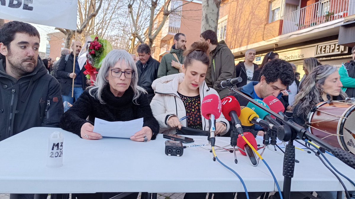 halabedi's tweet photo. Cientos de personas han acudido a la rueda de prensa masiva para denunciar la actuación policial del domingo. Acaba de dar comienzo la rueda de prensa.
#M3MORIA https://t.co/EFPLL2K9RK