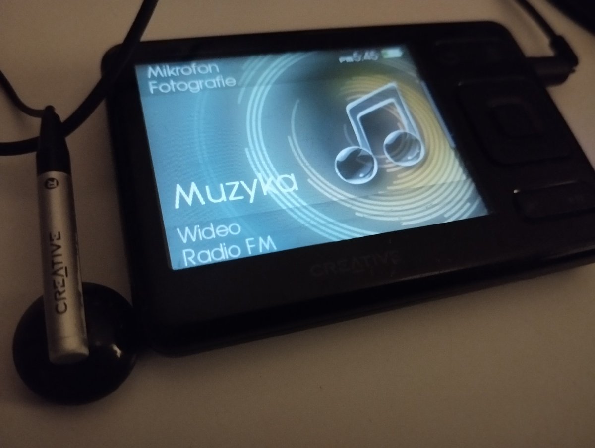 MAS47100711's tweet photo. hey @CreativeLabs look what I found in the drawer https://t.co/FS4SS1G0to