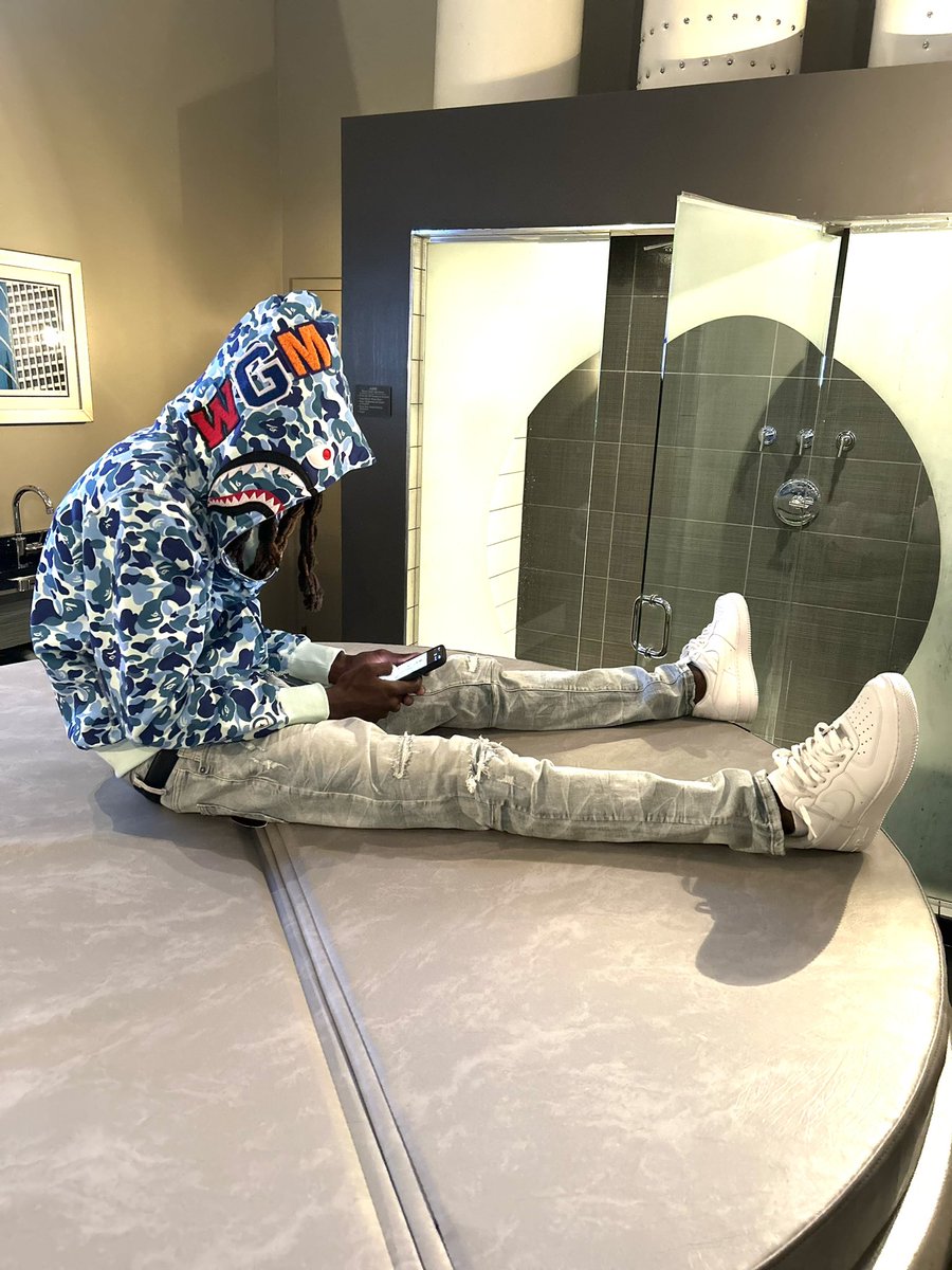 FlexisHim's tweet photo. I get in that mode I can’t hear nobody but myself I was feeling helpless why the fck you ain’t come help me🤝💰 https://t.co/XBzAjKFX7W