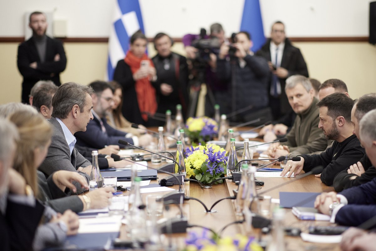 PrimeministerGR's tweet photo. Ευχαριστώ τον Πρόεδρο της Ουκρανίας @ZelenskyyUa για τη θερμή υποδοχή και τη φιλοξενία σήμερα στην Οδησσό. Η Ελλάδα θα εξακολουθεί να στηρίζει την Ουκρανία στον δίκαιο αγώνα για την προάσπιση της εθνικής της ακεραιότητας. https://t.co/0m6n0O4P8a https://t.co/6IfILDJl0k