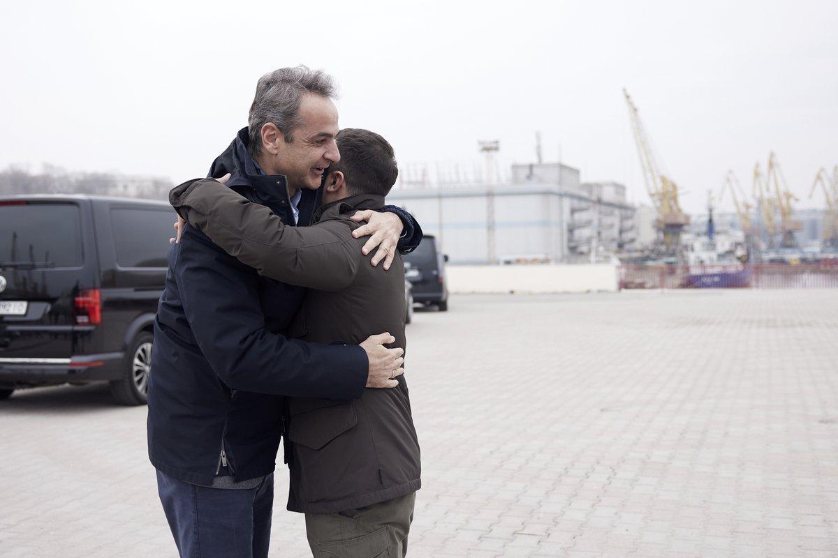 PrimeministerGR's tweet photo. Ευχαριστώ τον Πρόεδρο της Ουκρανίας @ZelenskyyUa για τη θερμή υποδοχή και τη φιλοξενία σήμερα στην Οδησσό. Η Ελλάδα θα εξακολουθεί να στηρίζει την Ουκρανία στον δίκαιο αγώνα για την προάσπιση της εθνικής της ακεραιότητας. https://t.co/0m6n0O4P8a https://t.co/6IfILDJl0k