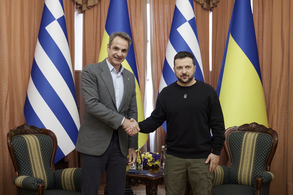 PrimeministerGR's tweet photo. Ευχαριστώ τον Πρόεδρο της Ουκρανίας @ZelenskyyUa για τη θερμή υποδοχή και τη φιλοξενία σήμερα στην Οδησσό. Η Ελλάδα θα εξακολουθεί να στηρίζει την Ουκρανία στον δίκαιο αγώνα για την προάσπιση της εθνικής της ακεραιότητας. https://t.co/0m6n0O4P8a https://t.co/6IfILDJl0k