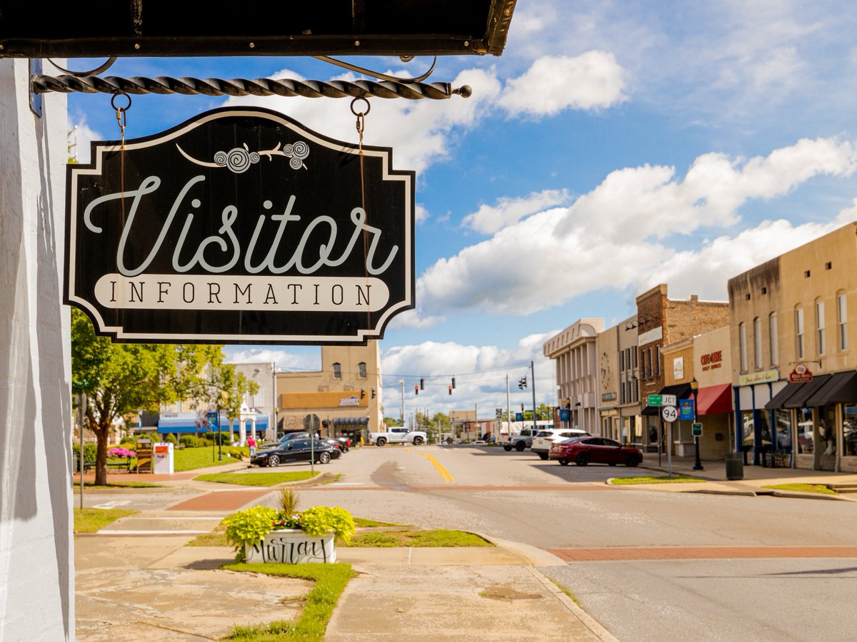 KentuckyTourism's tweet photo. Day two of the @murraykentucky takeover! Explore the downtown small businesses like 📚  @BolinBooks and Main Street Market. Experience local culture at the region's largest Kentucky Proud certified market offering home-grown produce and crafts. 
https://t.co/K2G5VeB1tQ https://t.co/gFR4bdLhy3