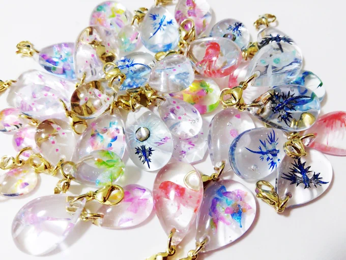 #ちいさなたからもの展お品書きまとめ【各種チャーム系作品】ボルボックスなどのプランクトン系フタゴムシなどの寄生虫系上記を中心に人気定番のミジンコ・アオミノウミウシカニ・エビ・キンギョ・クリオネなどいろいろあります今回は見やすく並べますね( '艸`) 