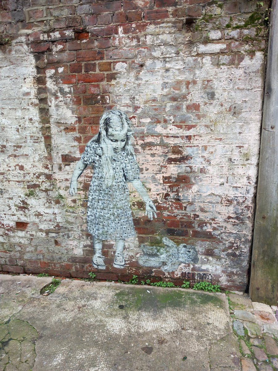 PynchonInPublic's tweet photo. Street art by Hendog just across from The Whisky Shop in Chapel Street, Guildford, UK. #graffiti #streetart #Hendog #Guildford #Surrey https://t.co/4itd4kT5Zg