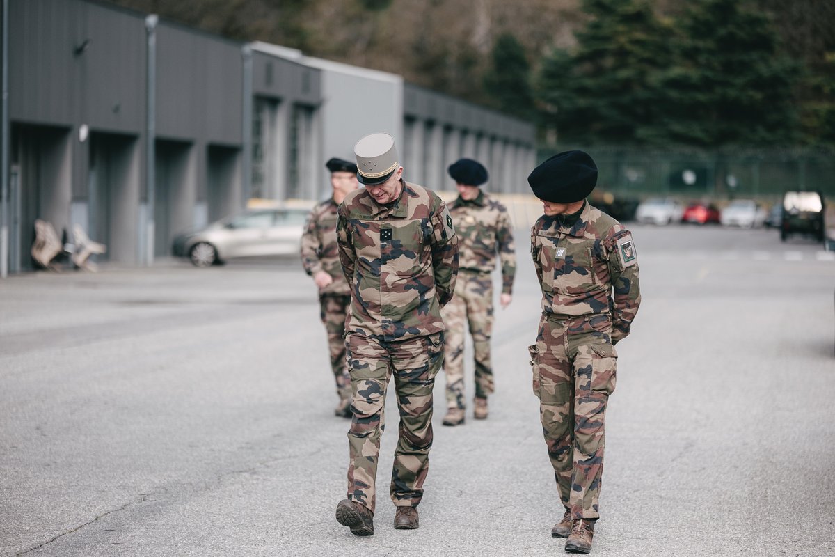 13eBCA's tweet image. Aujourd&apos;hui, le GCA Mistral, gouverneur militaire de Lyon #GML, a honoré notre bataillon de sa visite pour échanger avec nos cadres et chasseurs.

La victoire sur les défis futurs dépend de notre capacité à communiquer et à échanger efficacement.

@Defense_Sud_Est