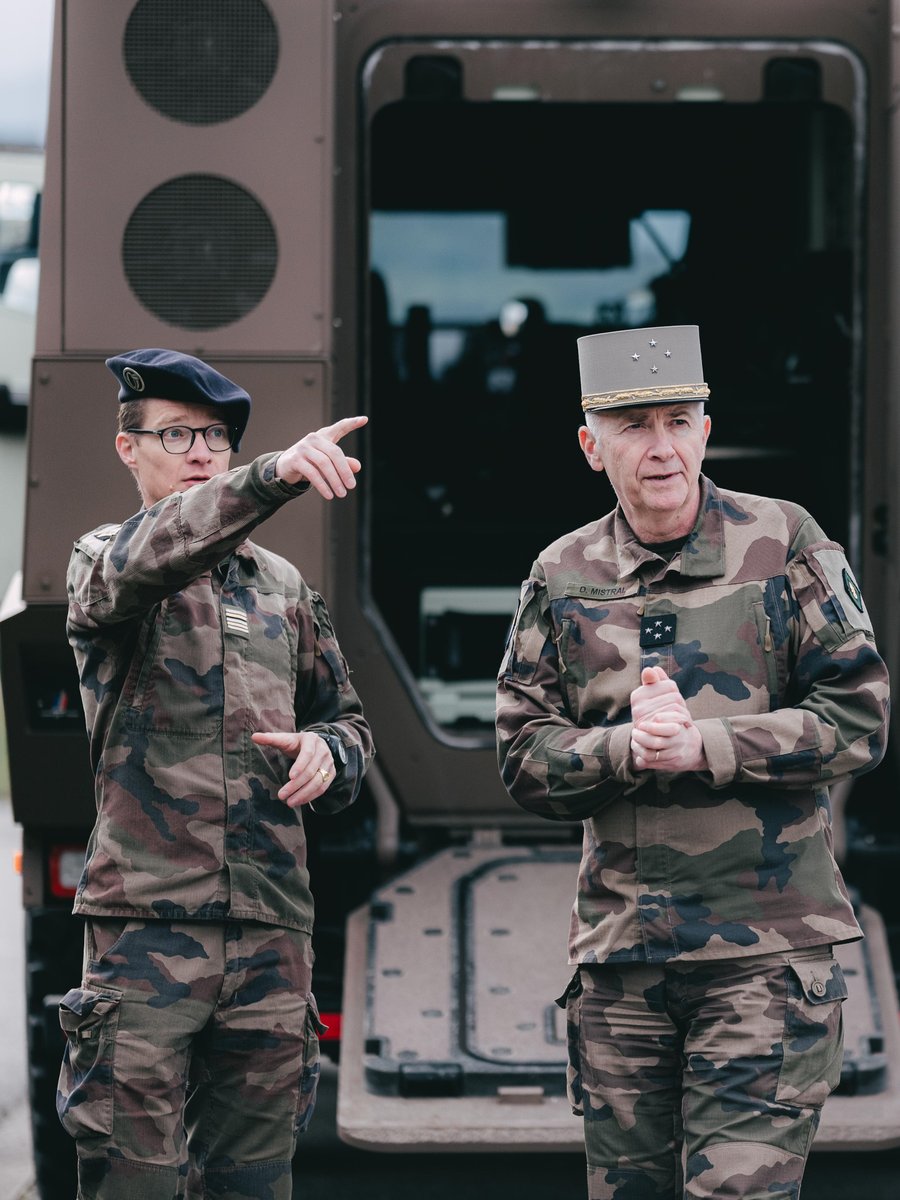 13eBCA's tweet image. Aujourd&apos;hui, le GCA Mistral, gouverneur militaire de Lyon #GML, a honoré notre bataillon de sa visite pour échanger avec nos cadres et chasseurs.

La victoire sur les défis futurs dépend de notre capacité à communiquer et à échanger efficacement.

@Defense_Sud_Est