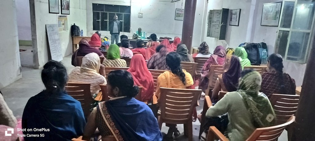 brlps_gopalganj's tweet photo. राष्ट्रपति भवन दिल्ली रवाना होने से पहले जिला परियोजना प्रबंधक महोदया के द्वारा दीदी को मार्गदर्शन देते हुए । https://t.co/p0hm4Cfchd