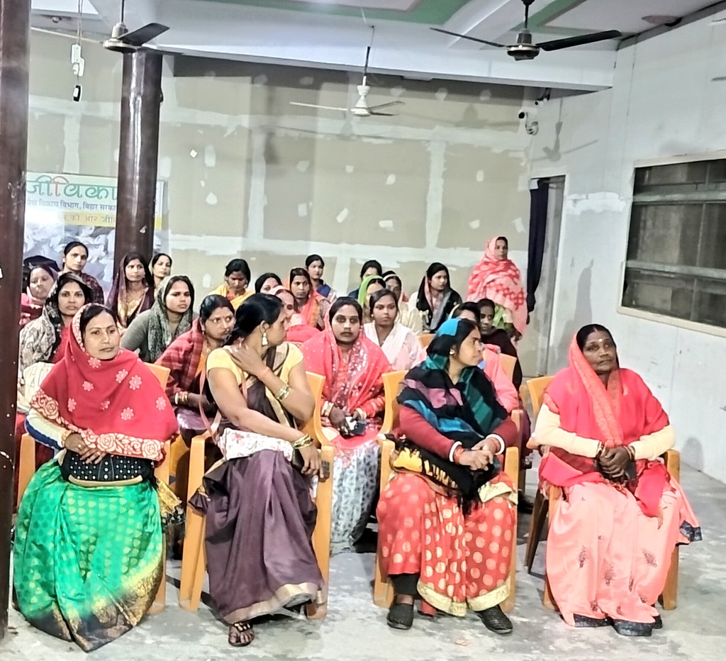 brlps_gopalganj's tweet photo. राष्ट्रपति भवन दिल्ली रवाना होने से पहले जिला परियोजना प्रबंधक महोदया के द्वारा दीदी को मार्गदर्शन देते हुए । https://t.co/p0hm4Cfchd