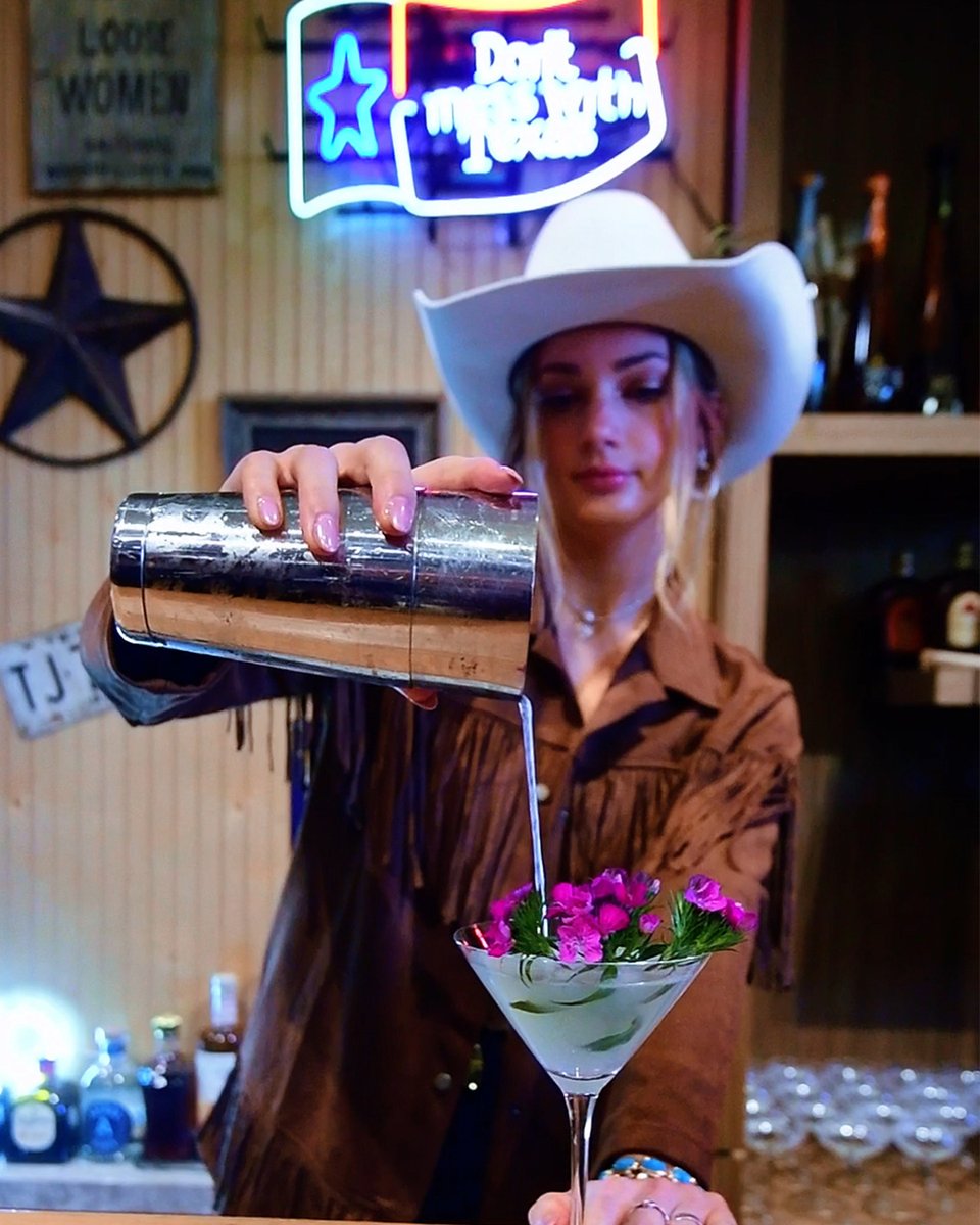 Where Texas hospitality meets an eventful lounge experience.🍸 Join us at our Rodeo Saloon, Thursdays through Saturdays from 4PM–8PM at The Post Oak Hotel. Learn more: bit.ly/3SFqk2Z