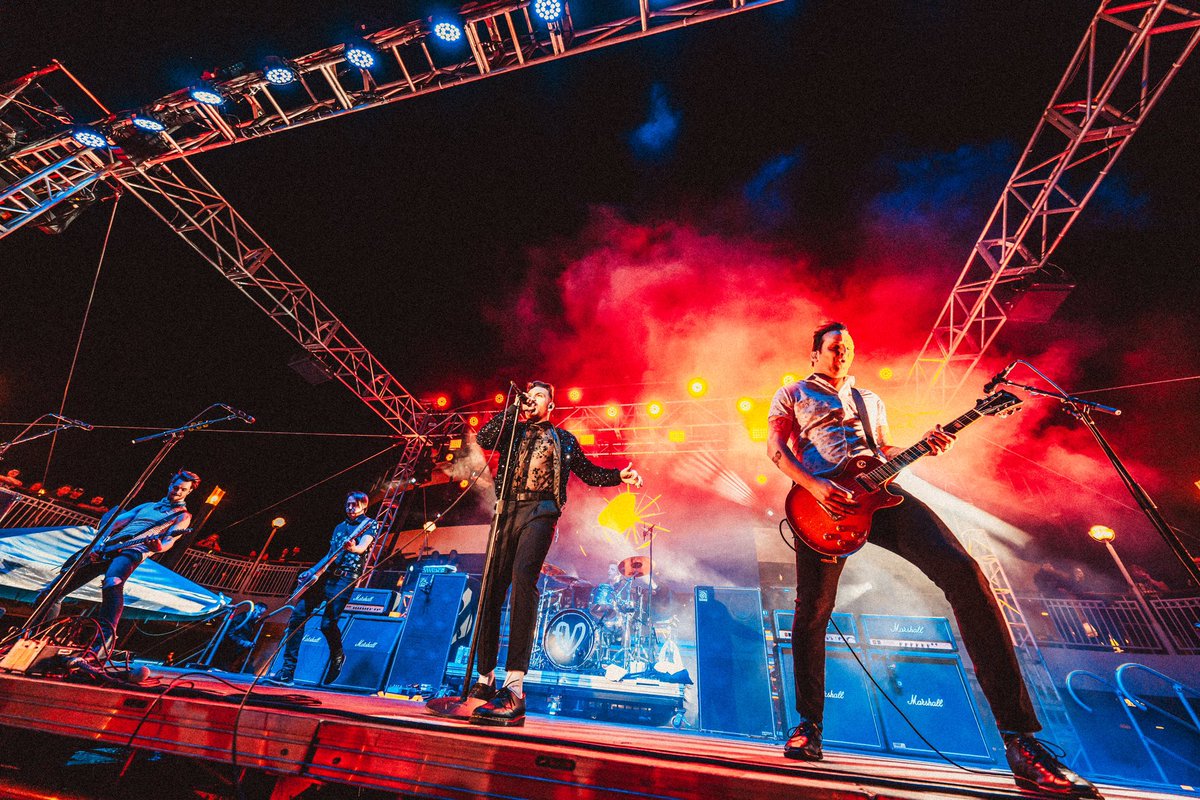 Doesn’t matter if it’s day time or night time @sensesfail was made to ROCK THE BOAT, BABY! 🛳️ @emosnotdead 📸: @camerongile