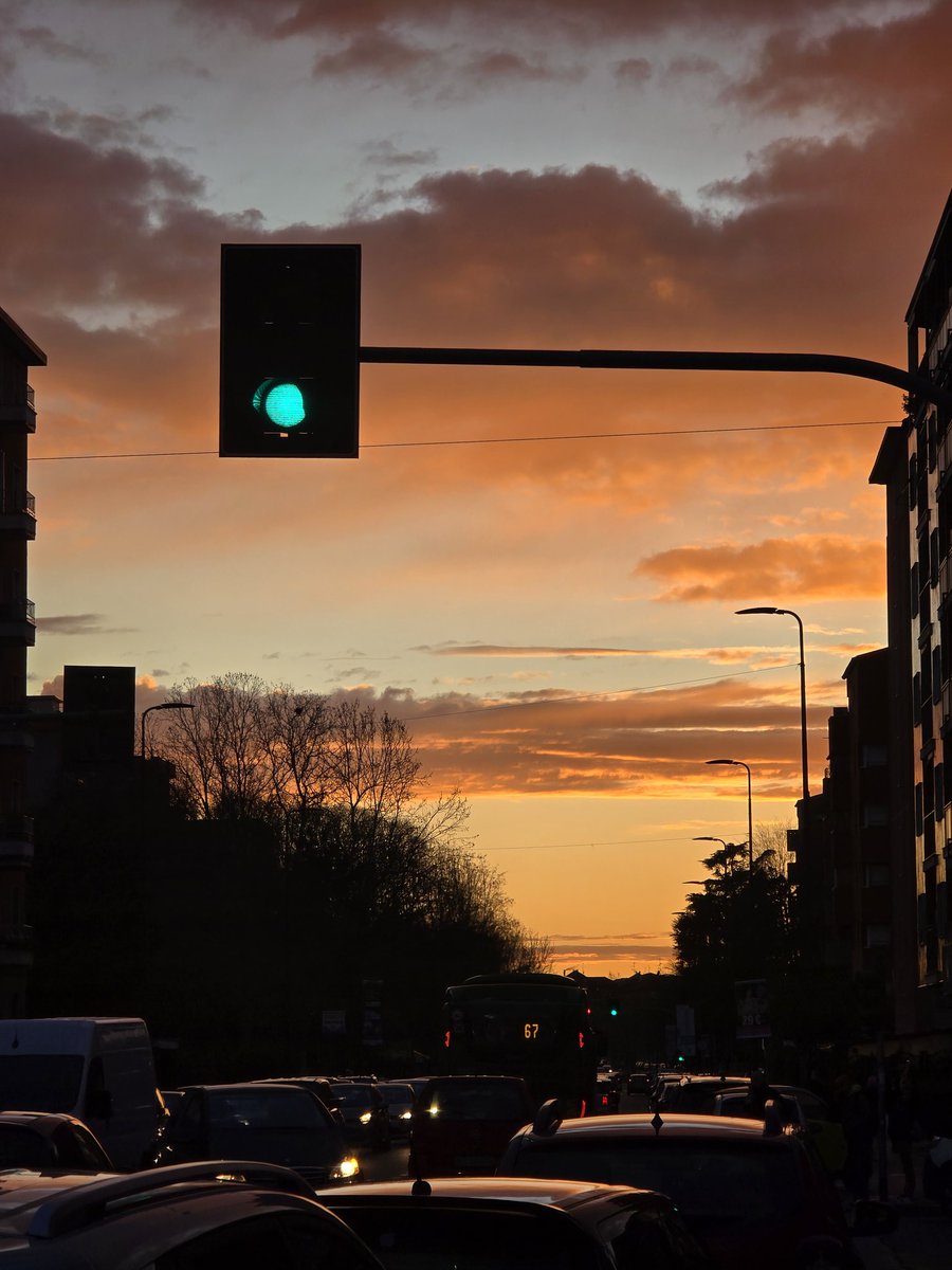 Semaforo verde potete passare ☺️
Modalità tramonto on 

#Buonaserata #6marzo #GoodEvening #tramonto