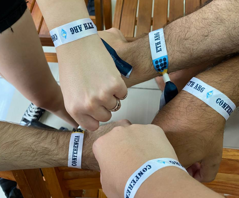toalvarez's tweet photo. todo empezó cuando @devicog, un emblemático embajador de Lemon, junto con otros grandes usuarios, decidieron organizar un viaje único ✈️

así, users de diferentes partes del país 🇦🇷 se reunieron para ir a @EtherArgentina Mendoza y alquilar una casa en conjunto: la #LemonHouse 🏡 https://t.co/KuUrPODC8j