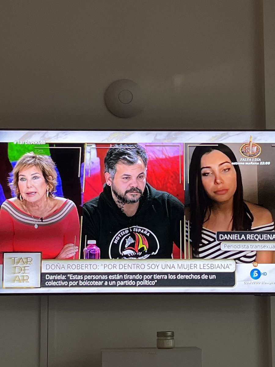 La periodista i dona trans Daniela Requena donant una lliçó de periodisme a <a href="/anarosaq/">Ana Rosa Quintana</a> davant de casos repugnants on l’únic que es busca és afeblir una ideologia i govern passant per damunt de tota ética i moral. Bravo per tu Daniela👏🏻 <a href="/TardeARtv/">TardeAR</a>