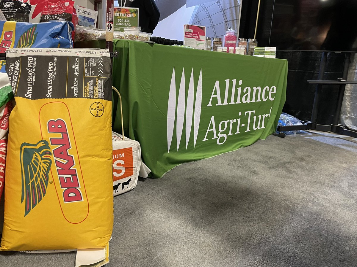 MariekePatton's tweet photo. 💛Check out these new yellow #DEKALB bags!! 💛#SmartStaxPro 🌽 is here!
#RootsRemastered https://t.co/RLih6kBBM0