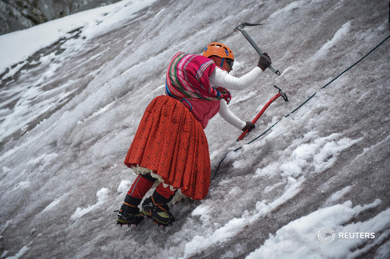reuterspictures's tweet photo. Bolivia’s cholita climbers dream of conquering Everest in skirts https://t.co/rgA9PRT91X 📷 Claudia Morales https://t.co/kz2qo2hvKH