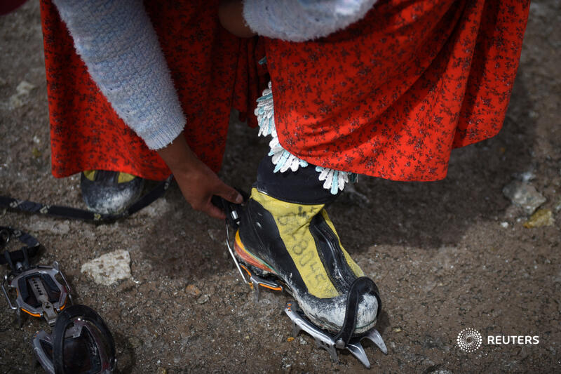 reuterspictures's tweet photo. Bolivia’s cholita climbers dream of conquering Everest in skirts https://t.co/rgA9PRT91X 📷 Claudia Morales https://t.co/kz2qo2hvKH