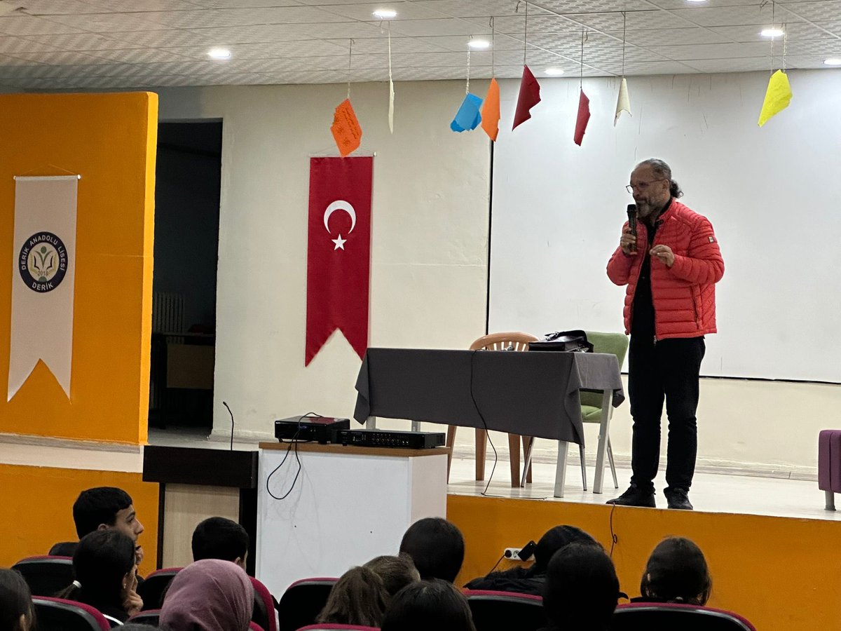 derikanadoluli1's tweet photo. Aşkın Gözyaşları, Aşk’a Yolculuk, Aşkın Meali ve Hüzün Yanığı adlı tasavvuf eksenli romanlarıyla edebiyatımızda yer edinen Yazar Sinan Yağmur, öğrencilerimizle keyifli bir sohbet gerçekleştirdi. Kendisine çok teşekkür ediyoruz. 

@mardinilmem @derikmem47 @MstfaKAHRAMAN https://t.co/oaGdvvZHwn