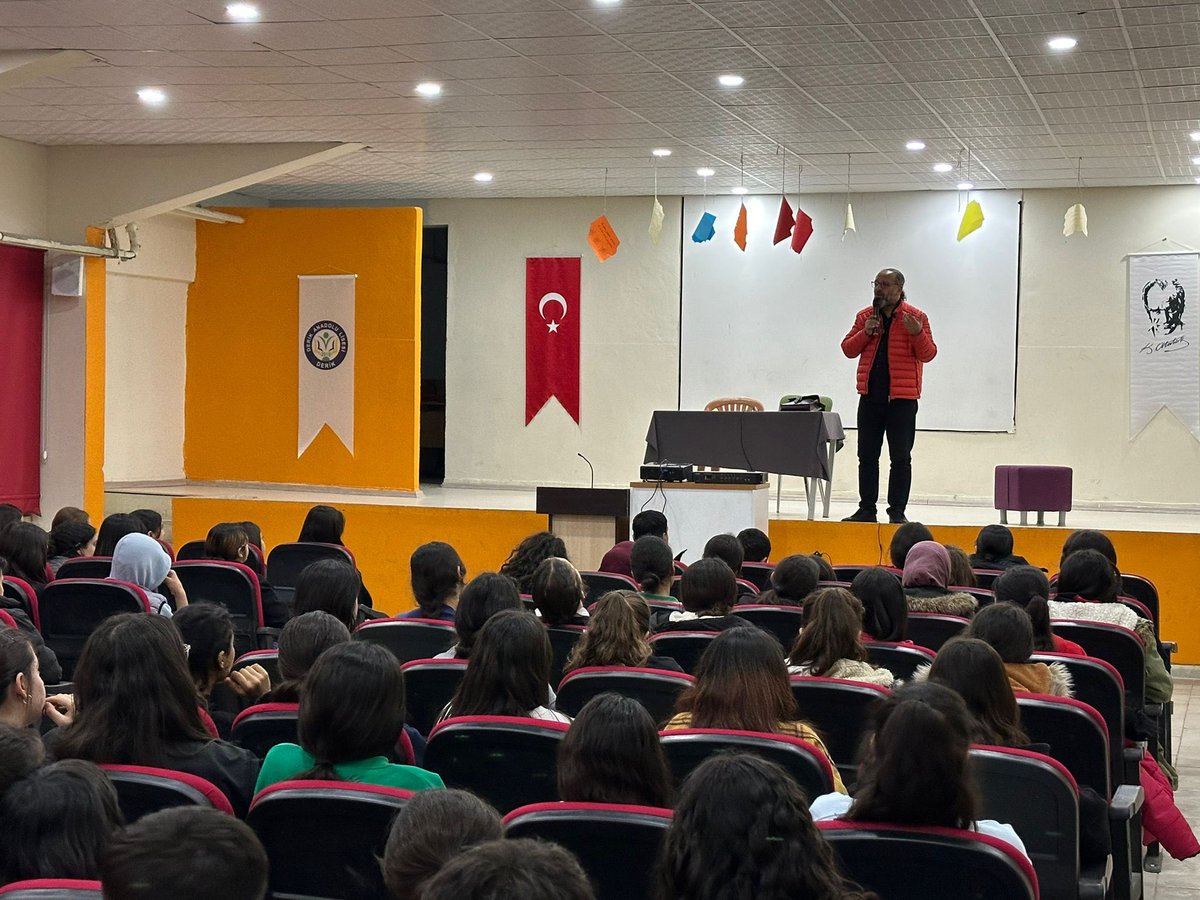 derikanadoluli1's tweet photo. Aşkın Gözyaşları, Aşk’a Yolculuk, Aşkın Meali ve Hüzün Yanığı adlı tasavvuf eksenli romanlarıyla edebiyatımızda yer edinen Yazar Sinan Yağmur, öğrencilerimizle keyifli bir sohbet gerçekleştirdi. Kendisine çok teşekkür ediyoruz. 

@mardinilmem @derikmem47 @MstfaKAHRAMAN https://t.co/oaGdvvZHwn