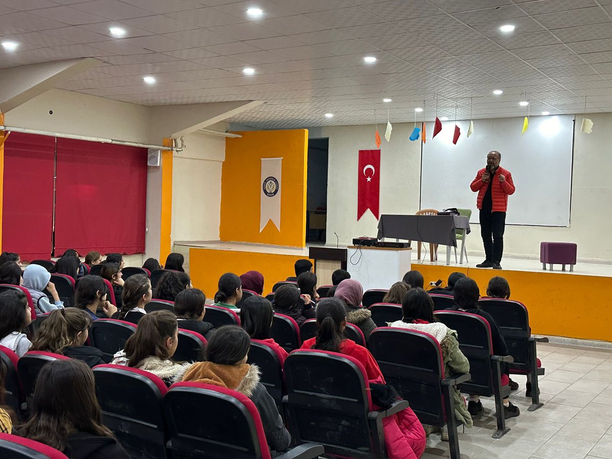 derikanadoluli1's tweet photo. Aşkın Gözyaşları, Aşk’a Yolculuk, Aşkın Meali ve Hüzün Yanığı adlı tasavvuf eksenli romanlarıyla edebiyatımızda yer edinen Yazar Sinan Yağmur, öğrencilerimizle keyifli bir sohbet gerçekleştirdi. Kendisine çok teşekkür ediyoruz. 

@mardinilmem @derikmem47 @MstfaKAHRAMAN https://t.co/oaGdvvZHwn