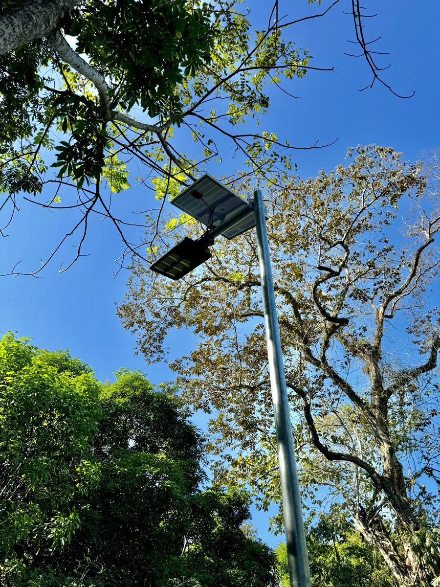 El acero es galvanizado para mitigar corrosion (los tornillos también), las planchas son de madera plástica reciclada con lo que le damos nueva vida a la basura y para la iluminación usamos lamparas led con panel solar para no generar gasto de corriente.
