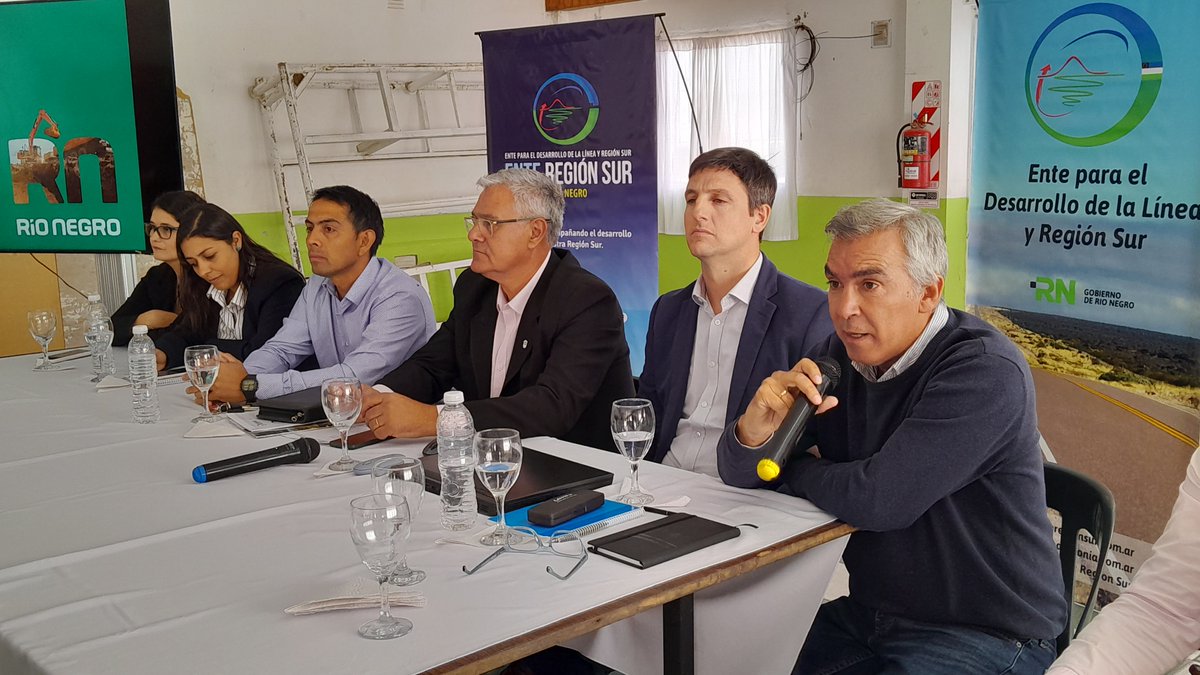 FacundoM_Lopez's tweet photo. Río Negro tiene una política pública clara para transformarse en una provincia minera, con los cuidados necesarios para proteger el ambiente, el turismo y la producción, pero al mismo tiempo permitiendo el desarrollo de nuestra comunidad. https://t.co/0zrUs7TYML