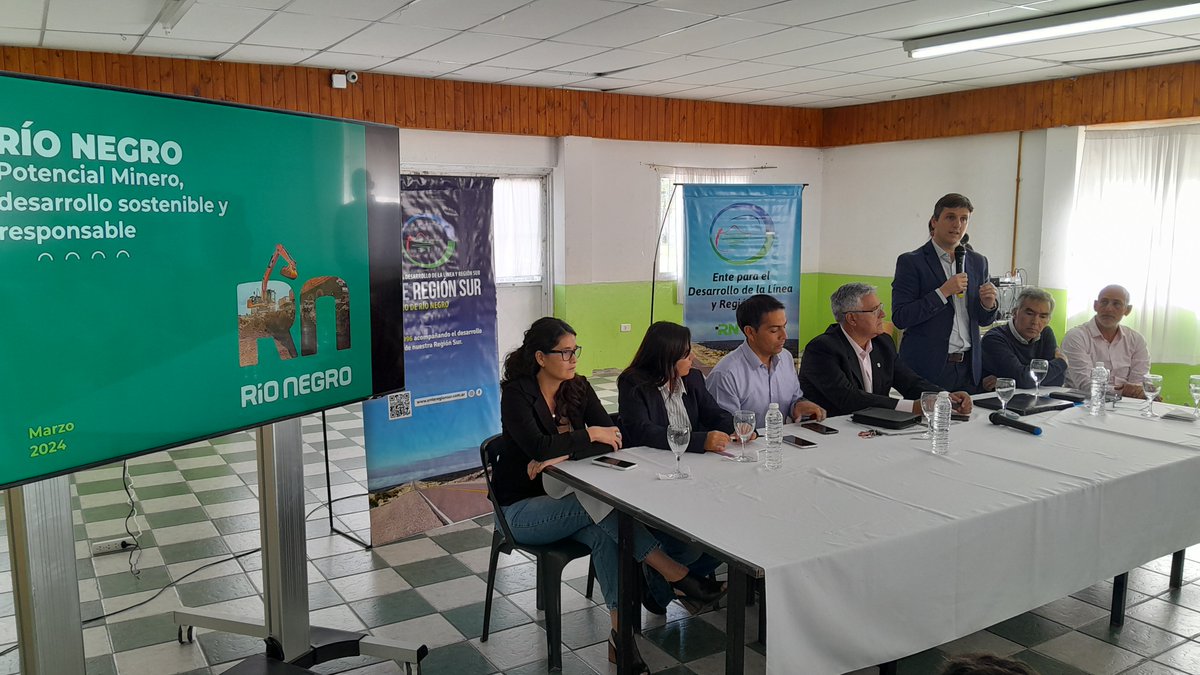 FacundoM_Lopez's tweet photo. Río Negro tiene una política pública clara para transformarse en una provincia minera, con los cuidados necesarios para proteger el ambiente, el turismo y la producción, pero al mismo tiempo permitiendo el desarrollo de nuestra comunidad. https://t.co/0zrUs7TYML