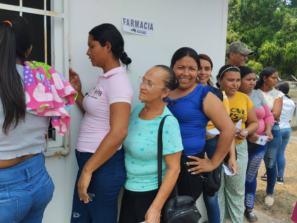#Barinas. Personal de <a href="/dirsaludbarinas/">Barinas/Dirección Estadal de Salud</a> , Ministerio de la Mujer, #IVSS,#FMBA, alcaldia de AAT, parto humanizado, Bricolimes, entre otras de manera articulada brindaron la atención en pro de las féminas.
#NadieNosDetiene 
#MPPS
#JuntosPorCadaLatido