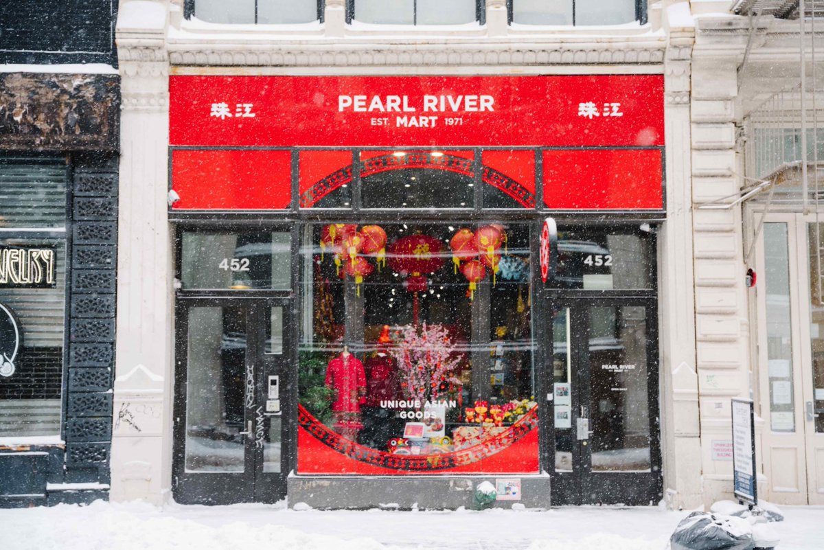 In 1971, Pearl River Mart opened in NYC's Chinatown. Open City fellow @meeshellchen, whose family runs the store, describes its evolution from a Maoist dry-goods business to a space for Asian American culture in #TheMargins. 🥭@PearlRiver_Mart aaww.org/whats-next-for…