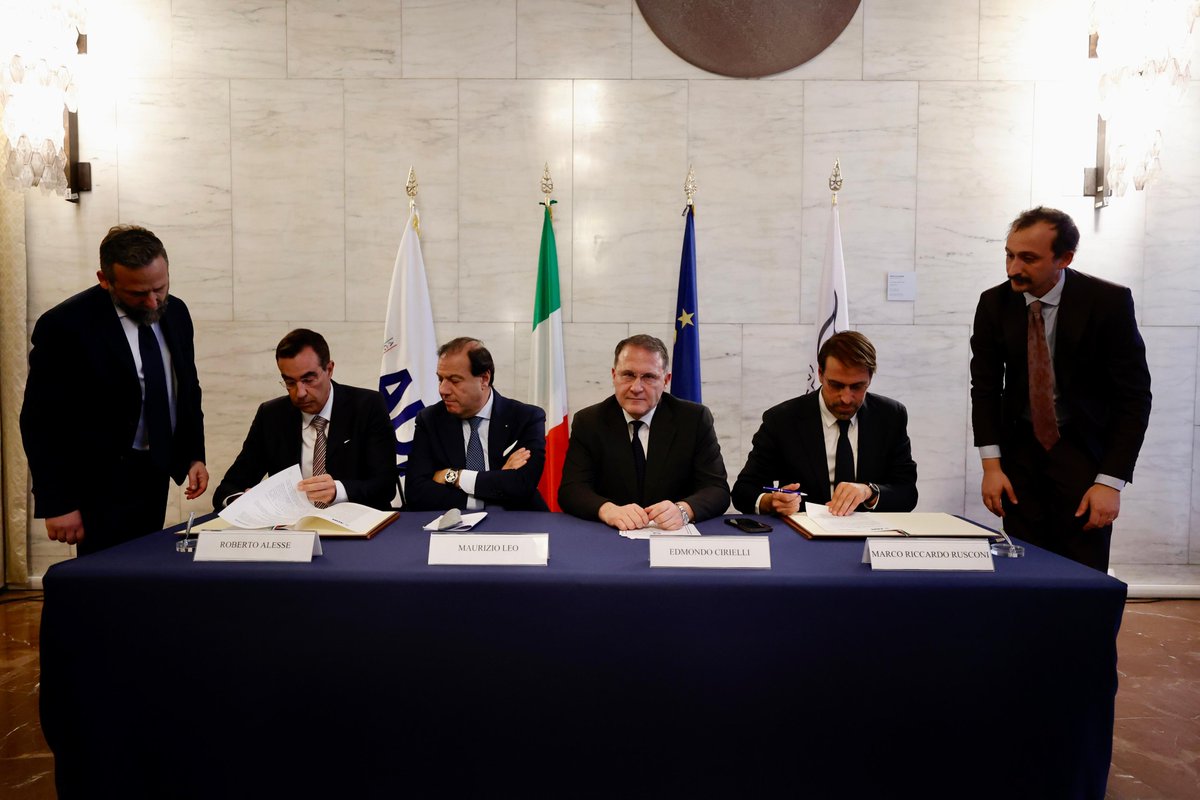 VM @edmondocirielli e VM Economia Leo hanno presenziato alla firma di un accordo tra @aics_it e @AdmGov per promuovere consolidamento istituzionale in campo doganale nei Paesi beneficiari delle azioni di coop. 🇮🇹. Convinto impegno del Sistema Italia nella cornice del #PianoMattei