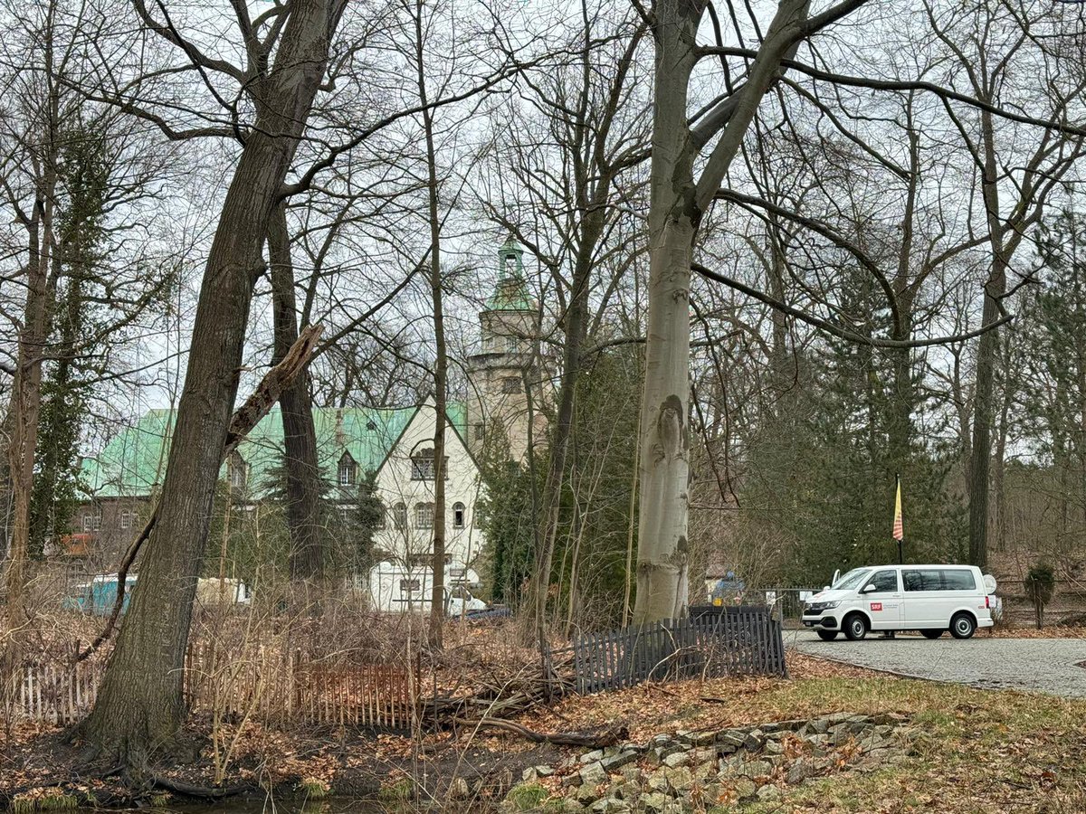 Fiona Endres (@fionaendres) on Twitter photo Für diese Recherche reisten wir ins “Königreich Deutschland”. Es ist eine Abzockmasche von Reichsbürgern, die nun auch in die Schweiz wollen - mit <a href="/horlacher_maj/">Maj-Britt Horlacher</a> und <a href="/Janik_leu/">Janik Leuenberger</a> 
#KRD 
Hier im Video ⬇️⬇️
youtu.be/dqV0LUGcKO0?si… Für diese Recherche reisten wir ins “Königreich Deutschland”. Es ist eine Abzockmasche von Reichsbürgern, die nun auch in die Schweiz wollen - mit <a href="/horlacher_maj/">Maj-Britt Horlacher</a> und <a href="/Janik_leu/">Janik Leuenberger</a> 
#KRD 
Hier im Video ⬇️⬇️
youtu.be/dqV0LUGcKO0?si…