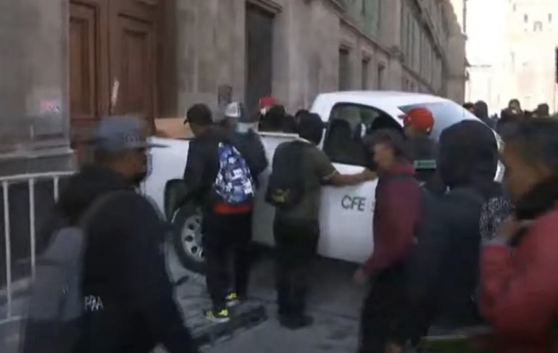 PelonGomis's tweet image. —Esdeke denles una camioneta de la CFE, déjenlos romper una puerta de Palacio... ¡Que digan que son de ayotzinapan, pero que estén encapuchados! 
A nadie se le hubiera ocurrido un autoatentado para culpar a sus adversarios. 
¡Soy un genio jugando el papel de víctima! 😩😩😩