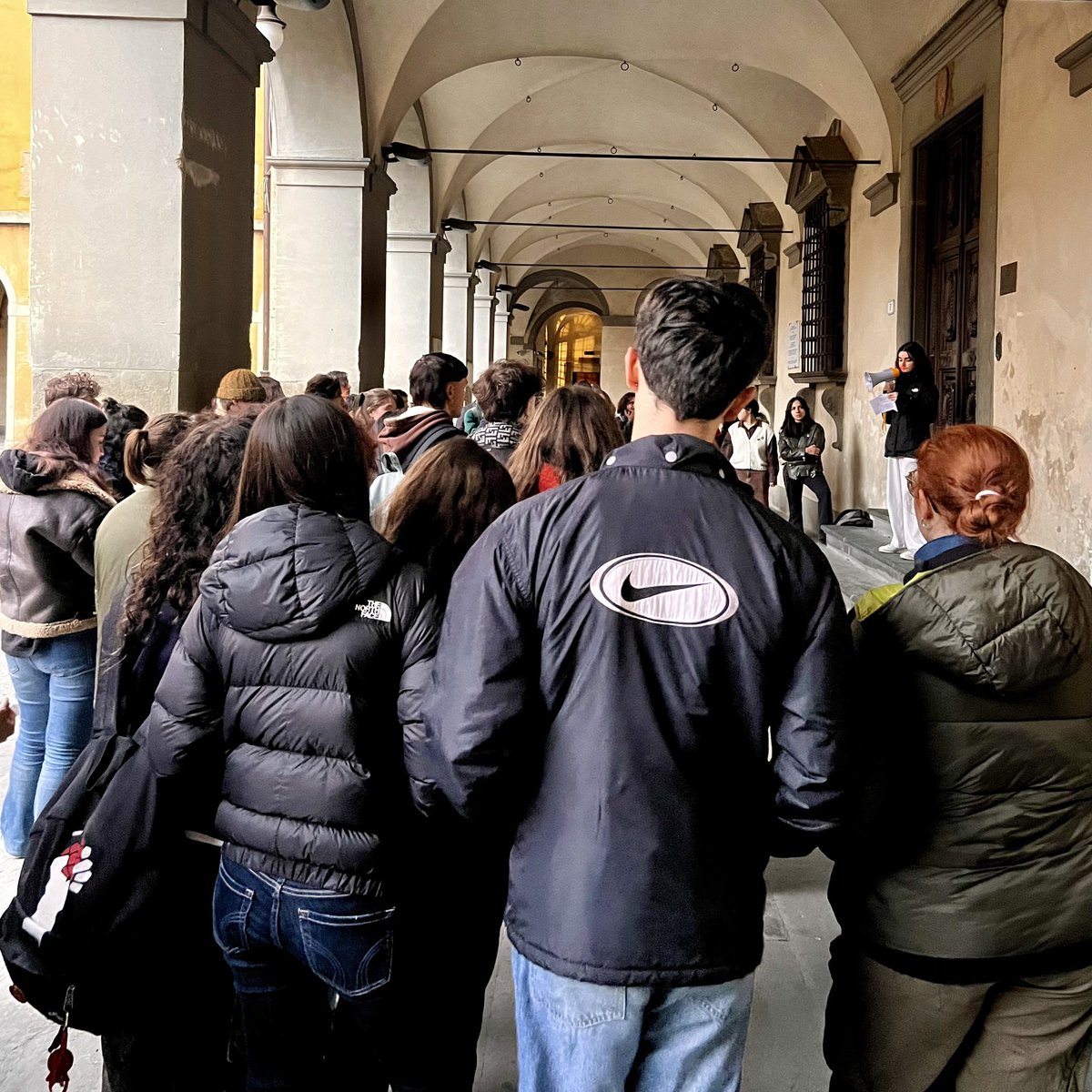 NiccoGhela's tweet photo. C’è chi come noi è sceso in piazza a sostenere lə studentə e chi invece, come la destra, è andato a esprimere solidarietà alle forze dell’ordine.

Siamo statə a fianco deə nostrə coetaneə che hanno visto uno Stato che ha una chiara paura del dissenso e che per questo lo nega. https://t.co/LLo84CIhhL