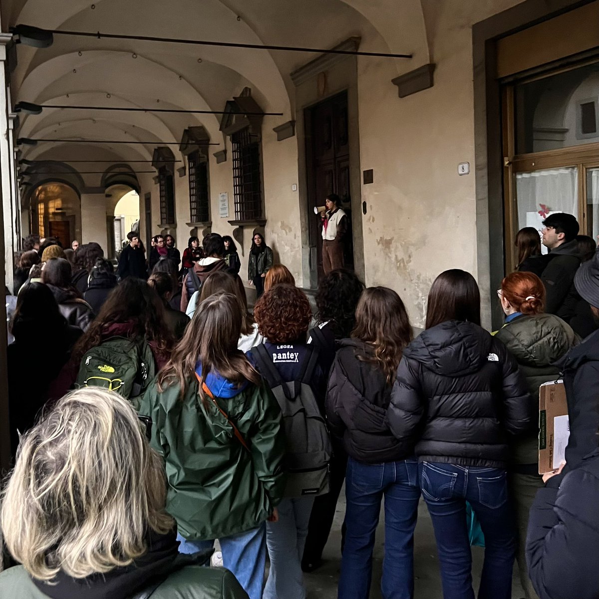 NiccoGhela's tweet photo. C’è chi come noi è sceso in piazza a sostenere lə studentə e chi invece, come la destra, è andato a esprimere solidarietà alle forze dell’ordine.

Siamo statə a fianco deə nostrə coetaneə che hanno visto uno Stato che ha una chiara paura del dissenso e che per questo lo nega. https://t.co/LLo84CIhhL