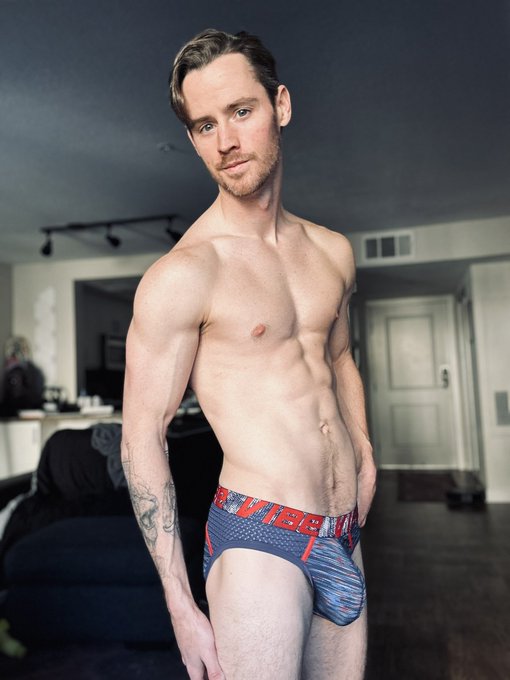 Vote for me and get a free VIP sub today. https://t.co/KWAv71Xdb9 https://t.co/tnxnWFhD0N