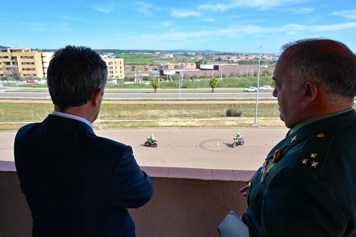 guardiacivil's tweet photo. El director general, Leonardo Marcos, ha visitado la Escuela de Tráfico de la @guardiacivil en Mérida, un centro de formación de referencia nacional e internacional en seguridad vial.  

Por ella, han pasado más de 10.000 agentes y actualmente es la cuna de enseñanza para los guardias civiles de Tráfico, quienes este año, además, celebran el 65 aniversario de la creación de su especialidad.