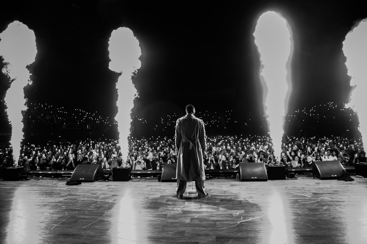 wavyvrse's tweet photo. A testament to the transcendental power of music, that was what it was all about at Wembley Arena as @adekunleGOLD sold out his first London Concert and swept his fans off their feet. Beautiful moments on the quest to take Afrobeats to the world!

#wavyng #wavylive #concert https://t.co/lObr7F0Oqn