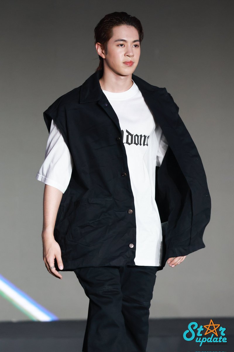 webstarupdate's tweet photo. "กัน-คิม" วง #PROXIEth️ ในงาน "World Fashion Trend Spring/Summer 2024"
#PROXIEGun #PROXIEKim
#SummerExploratorium
#TheExploreOfSummer #WorldFashionTrand2024 https://t.co/m0xNHAs0rb