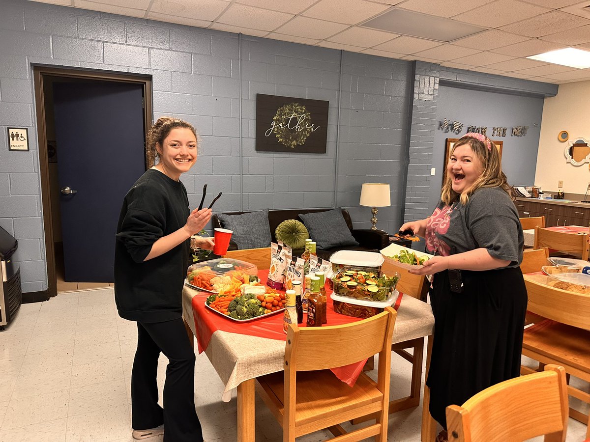 BCE_BlueJays's tweet photo. We’d picnic you any day @BCEPTABluejays! TY for the delicious spread! 😋😋😋@jennystrong92 @mrsparkeredu https://t.co/Cy4kbH0Fv8