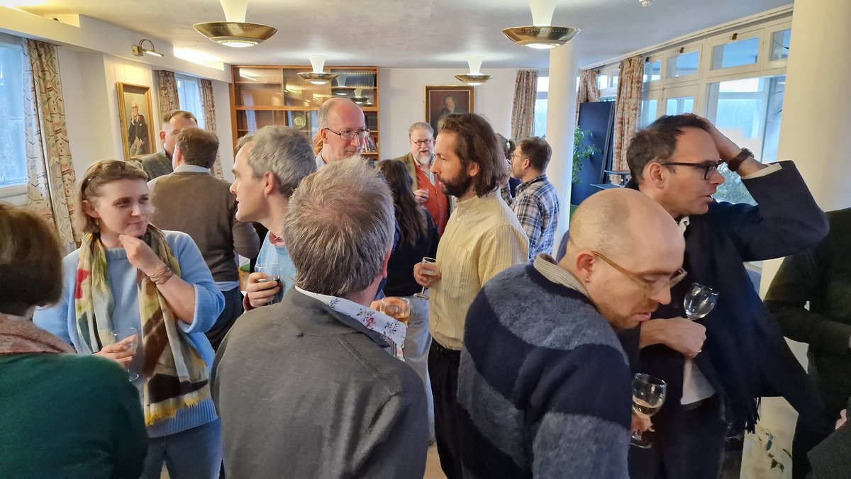 ✨️Count the 'intellectual synergies' in one room. Thanks to @UCLarchaeology for hosting a brilliant joint social evening in their common room & terrace! What a view! 💚