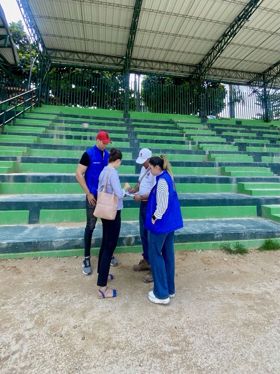 persofblanca's tweet photo. Verificando denuncias de la comunidad, relacionadas con el estado de la cancha de tierra, a esta hora realizamos una visita de campo al barrio La Cumbre. ⁦@MinDeporteCol⁩ ⁦@JoseFsanchezc⁩ ⁦@dejemepensarlo⁩ ⁦@qhubobga⁩ ⁦@CaracolBga⁩ ⁦@RCNBga⁩ https://t.co/TbyRtcajsh