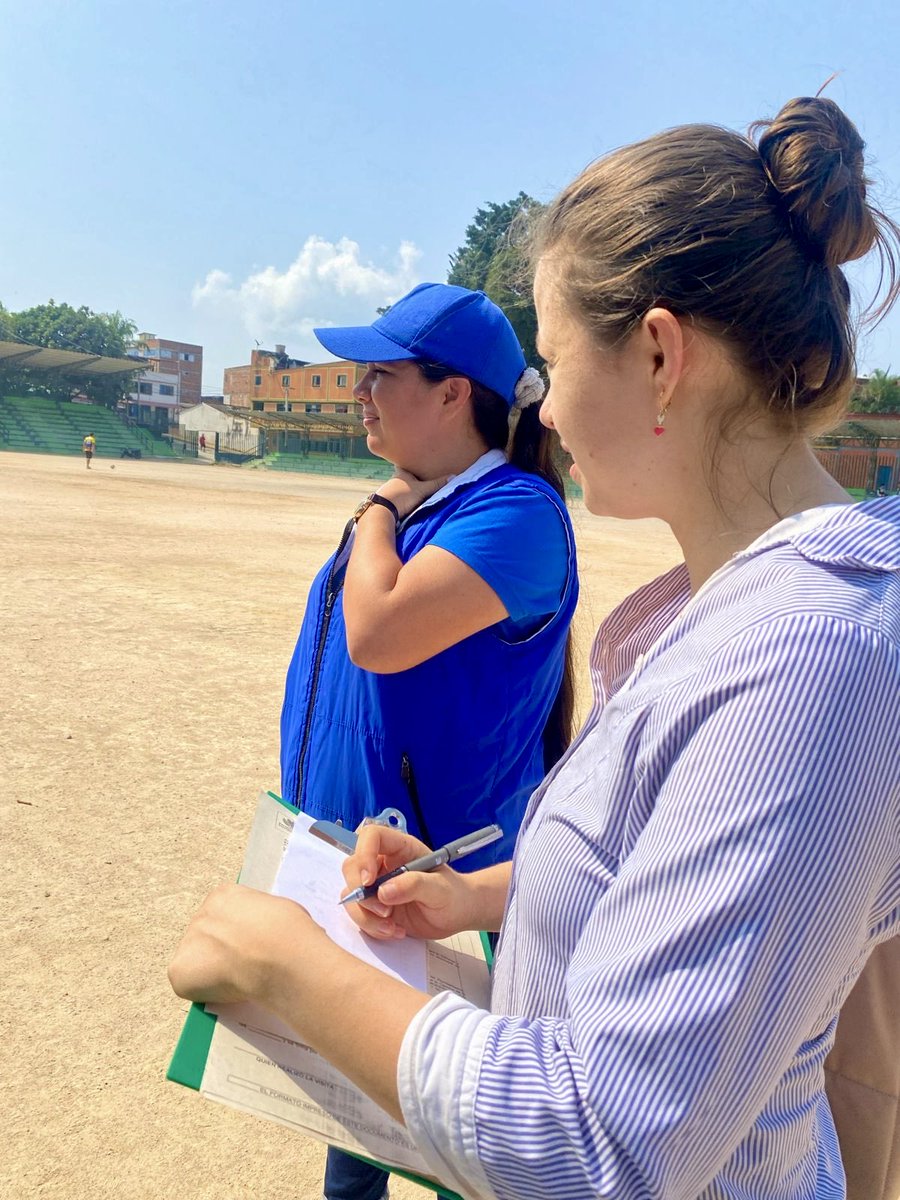 persofblanca's tweet photo. Verificando denuncias de la comunidad, relacionadas con el estado de la cancha de tierra, a esta hora realizamos una visita de campo al barrio La Cumbre. ⁦@MinDeporteCol⁩ ⁦@JoseFsanchezc⁩ ⁦@dejemepensarlo⁩ ⁦@qhubobga⁩ ⁦@CaracolBga⁩ ⁦@RCNBga⁩ https://t.co/TbyRtcajsh