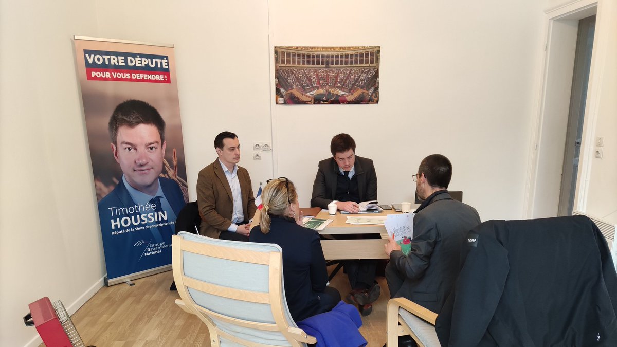 T_Houssin's tweet image. 🚄 Échange avec le directeur des lignes normandes de la #SNCF autour du réseau ferroviaire dans notre circonscription. 

🚉 Nous avons pu aborder la fermeture des guichets de #Gaillon, #Vernon et #Gisors, le maintien des lignes rurales, et les solutions pouvant être mises en